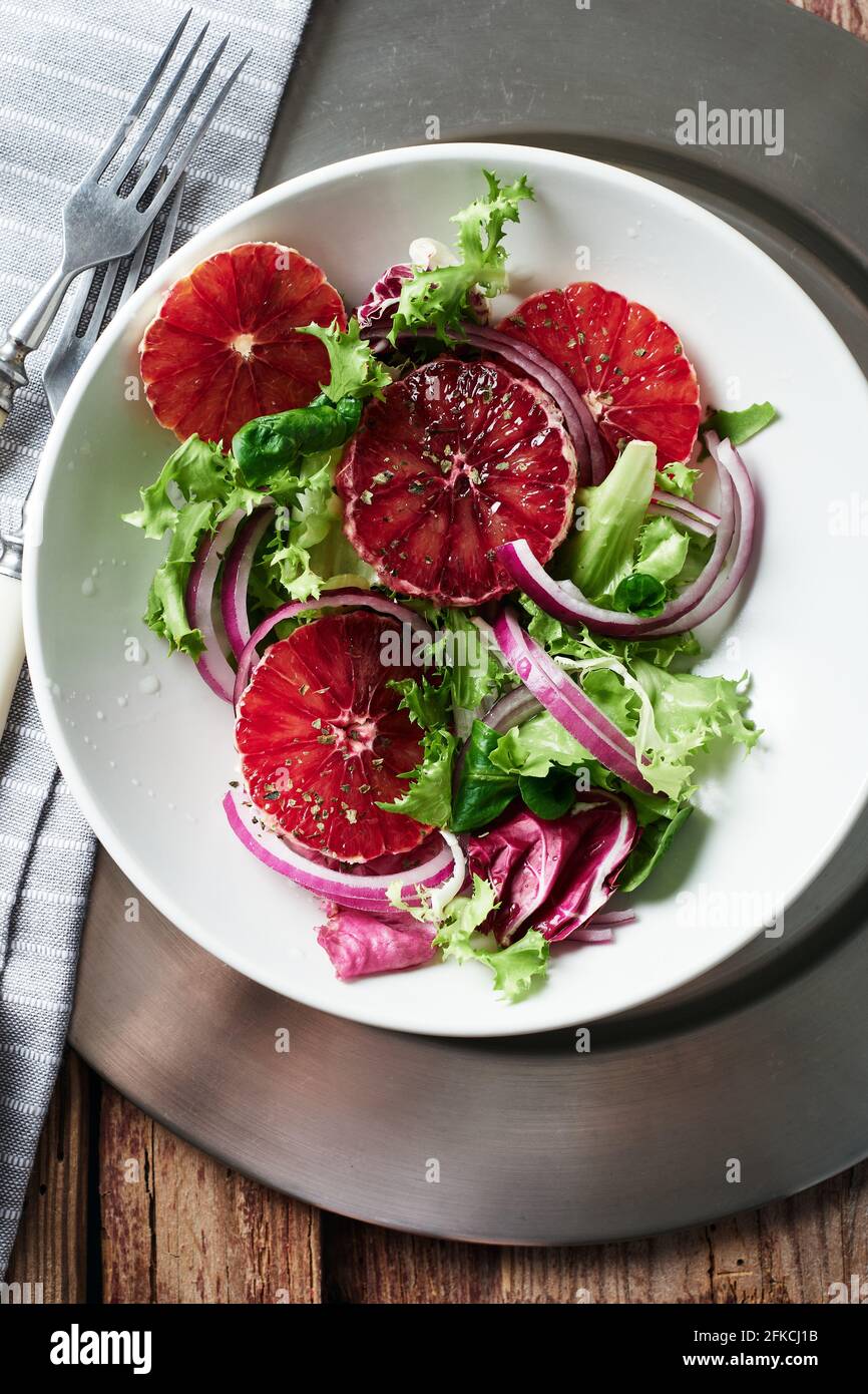 Salat mit roten Orangen, Oliven und roten Zwiebeln. Stockfoto