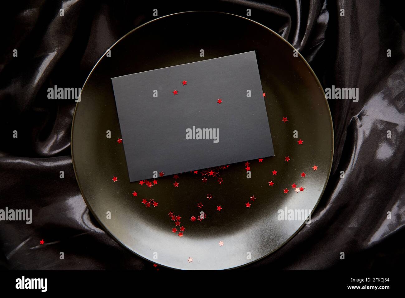 Luxus schwarz auf schwarzem Hintergrund mit Platz für Werbung mit hellen Sternen. Karte für Unternehmen. Elegante Geburtstagskarte. Minimalistisches Konzept. Modischer Style. Draufsicht Stockfoto