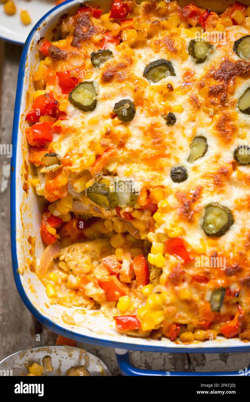 Hähnchengyros backen mit Reis, Mais, rotem Pfeffer und Gurken Stockfoto