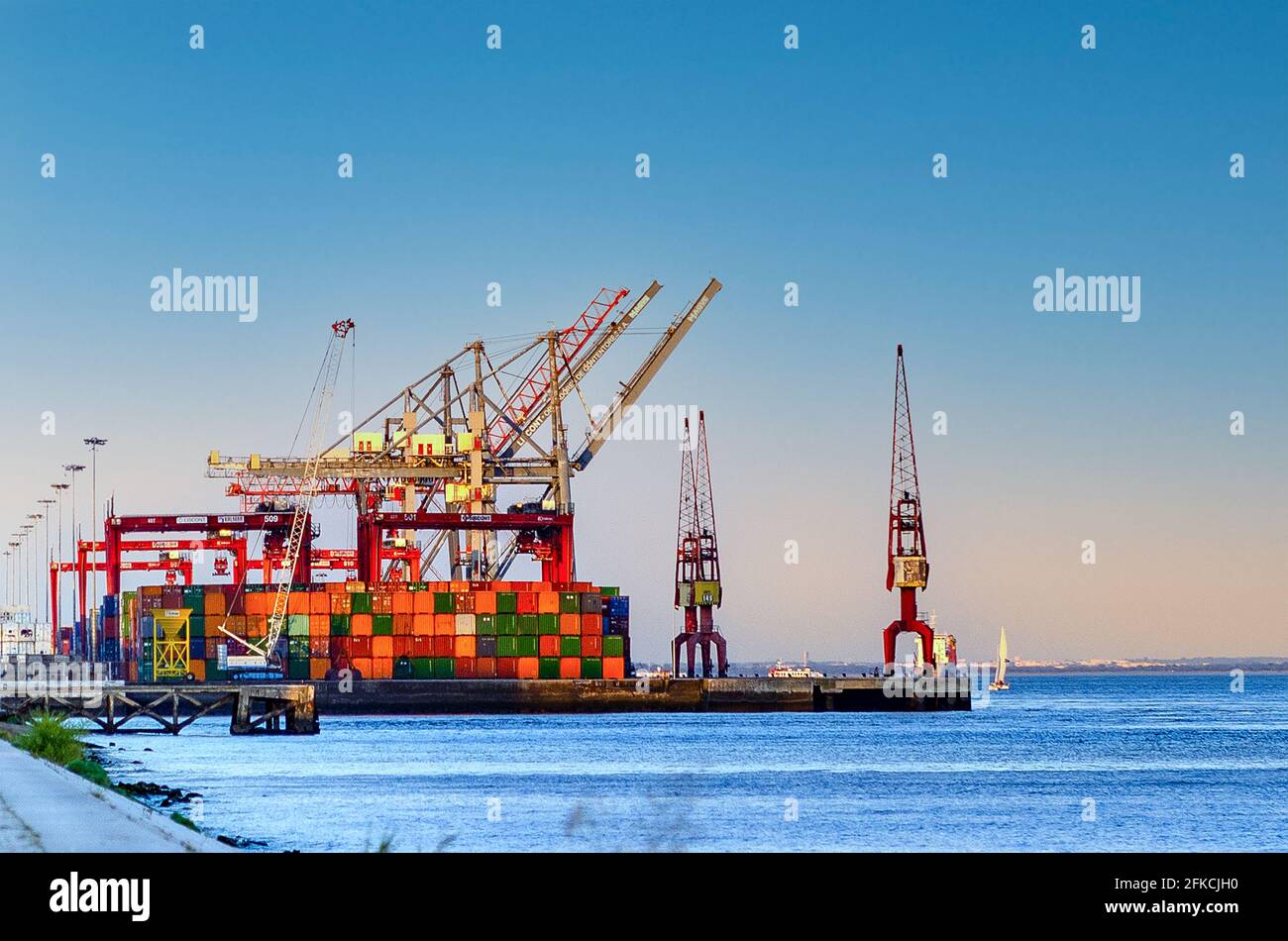 LISSABON, PORTUGAL - 16. MAI 2018. Seehafen in Lissabon Stockfoto