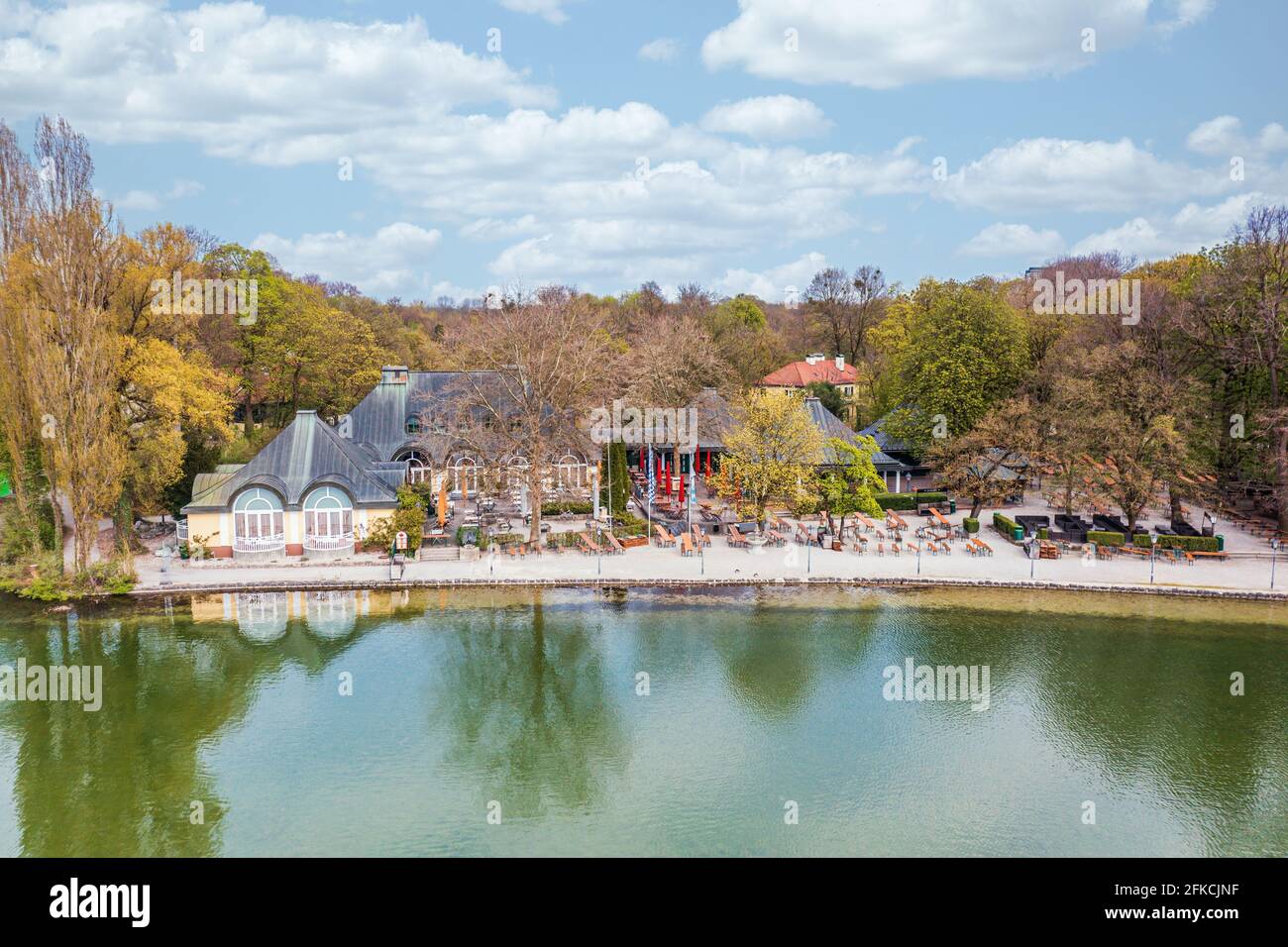 MÜNCHEN, DEUTSCHLAND - APR 30, 2021: Aufgrund einer Einfallsrate von sieben Tagen über 100 muss das Seehaus Beergarden, wie viele andere Bars und Restaurants, c bleiben Stockfoto