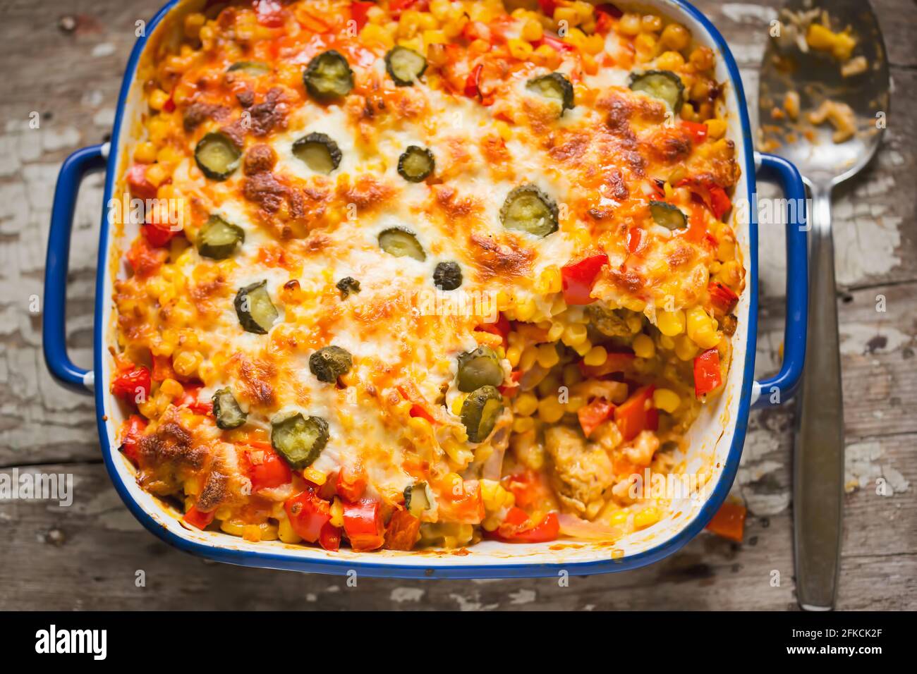 Hähnchengyros backen mit Reis, Mais, rotem Pfeffer und Gurken Stockfoto