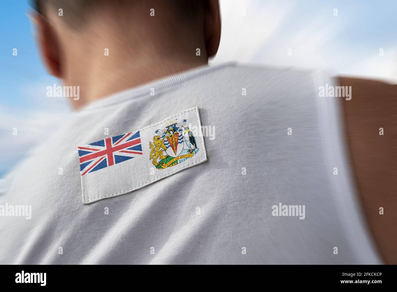 Die Nationalflagge des Britischen Antarktischen Territoriums auf dem Rücken des Athleten Stockfoto