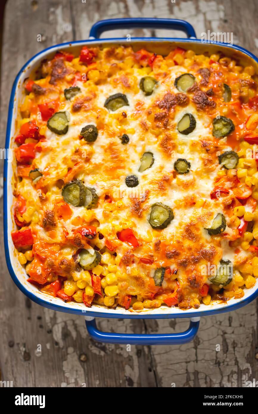 Hähnchengyros backen mit Reis, Mais, rotem Pfeffer und Gurken Stockfoto