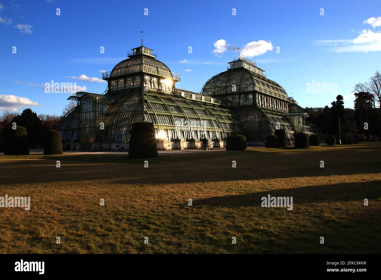 Letzte Sonnenstrahlen auf den Glasdächern des Palmenhauses im Schönbrunn Park, Wien, Österreich Stockfoto