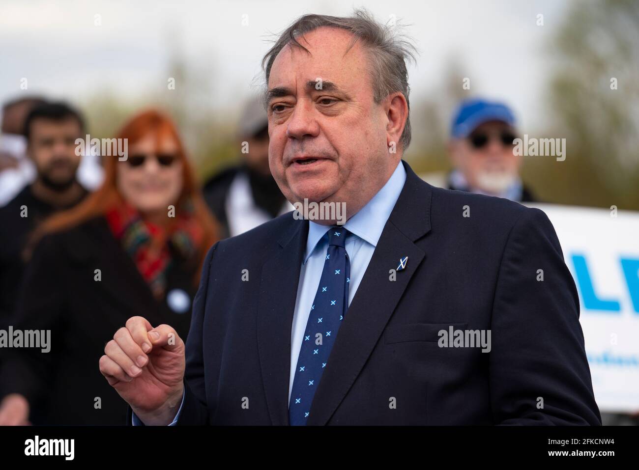 Falkirk, Schottland, Großbritannien. 30. April 2021. Alex Salmond, Vorsitzender der pro-schottischen nationalistischen Alba-Partei, kämpft vor den schottischen Wahlen am 6. Mai mit Parteiunterstützern am Falkirk Wheel. Iain Masterton/Alamy Live News Stockfoto