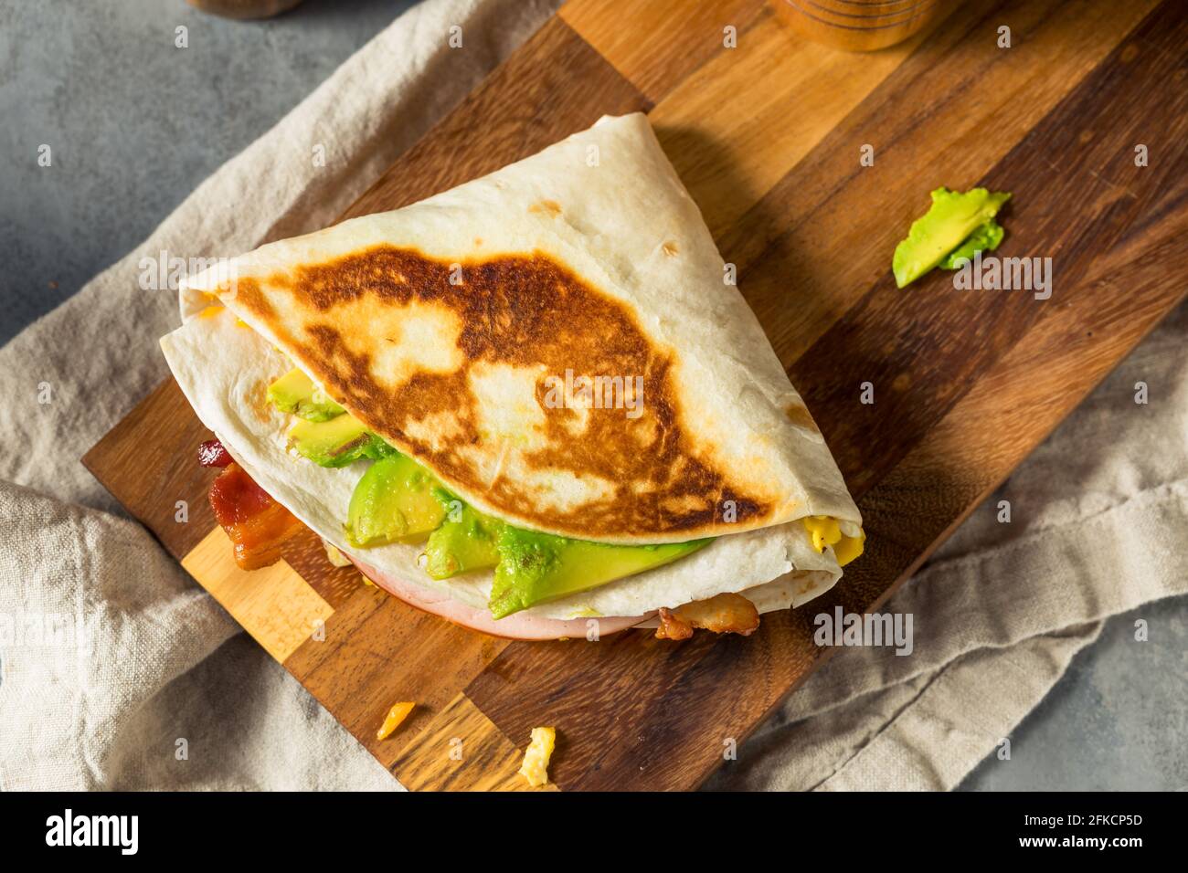 Hausgemachtes, trendiges Ei-Tortilla-Frühstücksandwich mit Schinken und Avocado Stockfoto