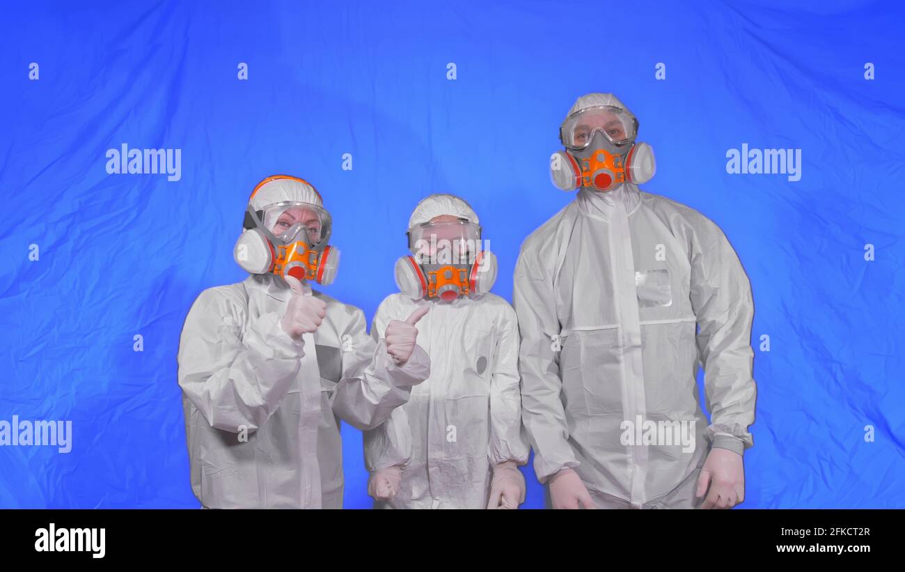 Schutz der Familie, um Leben vor Viren zu retten. Menschen Porträt, tragen Schutz medizinische Aerosolspray-Maske Atemschutzmaske. Coronavirus Epidemie. Stockfoto