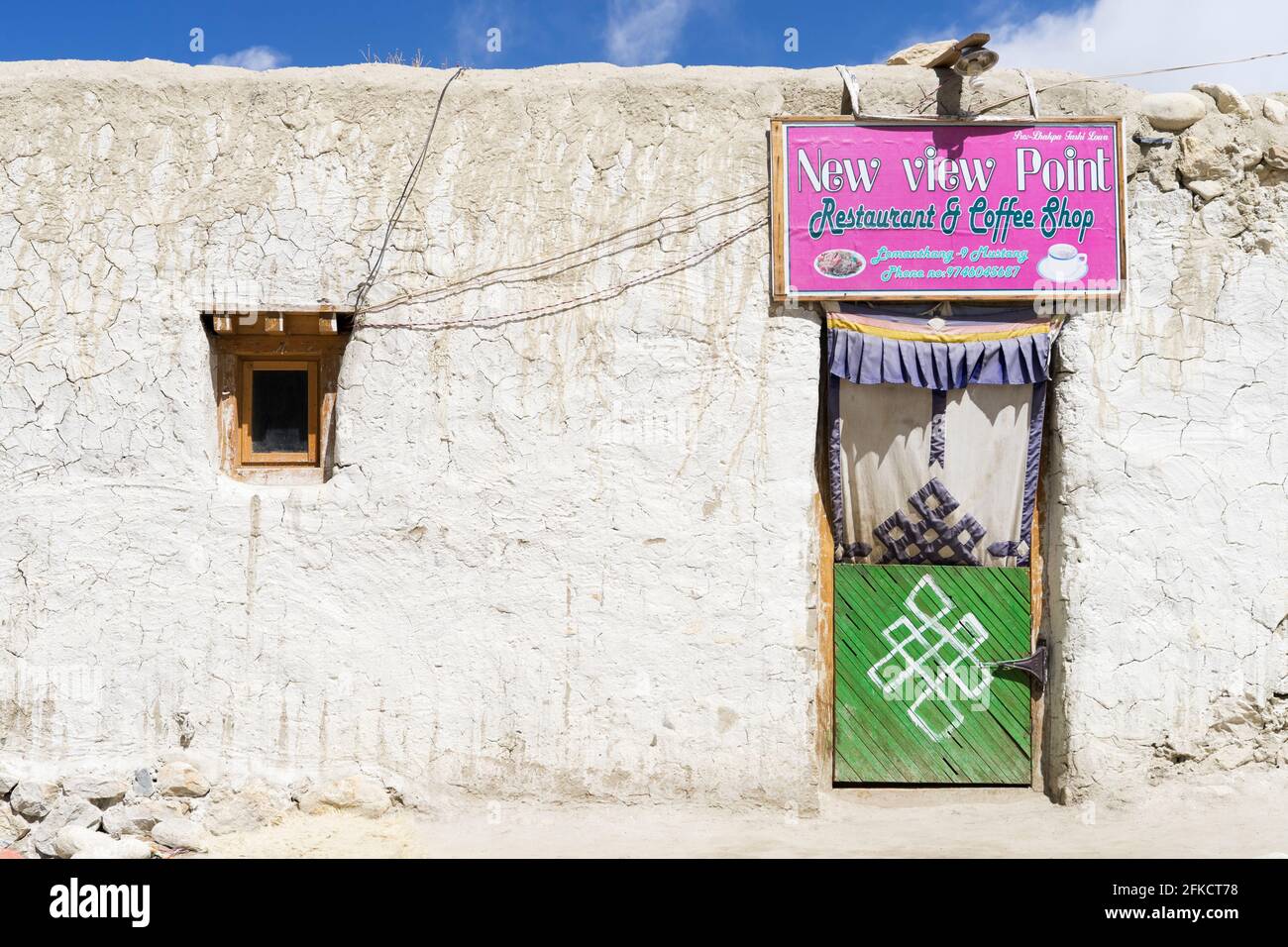 Fassade eines Restaurants in Lo Manthang, Region Upper Mustang, Nepal. Stockfoto