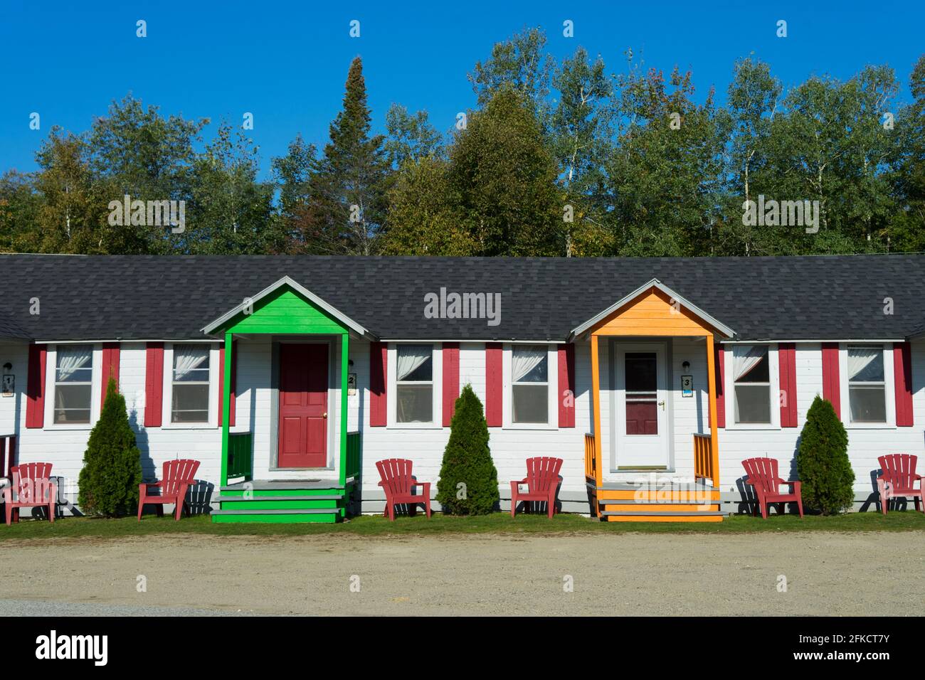 Farbenfrohe Hütten im Mount Jefferson View Motel in Bowman, New Hampshire, USA. Stockfoto