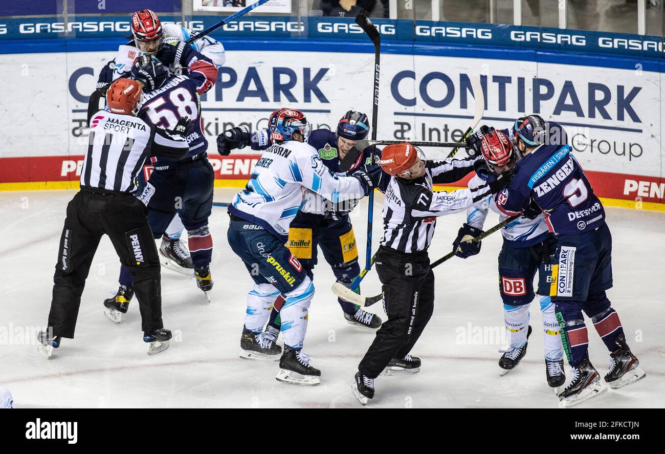 Berlin, Deutschland. April 2021. Eishockey: DEL, Eisbären Berlin - ERC Ingolstadt, Meisterschaftsrunde, Halbfinale, Spieltag 3, Mercedes-Benz Arena. Louis-Marc Aubry (l-r) des ERC Ingolstadt und Ryan McKiernan aus Berlin, Fabio Wagner des ERC Ingolstadt und Parker Tuomie aus Berlin sowie Wayne Simpson des ERC Ingolstadt und Mark Zengerle aus Berlin in einem Duell nach der 2:2. Quelle: Andreas Gora/dpa/Alamy Live News Stockfoto