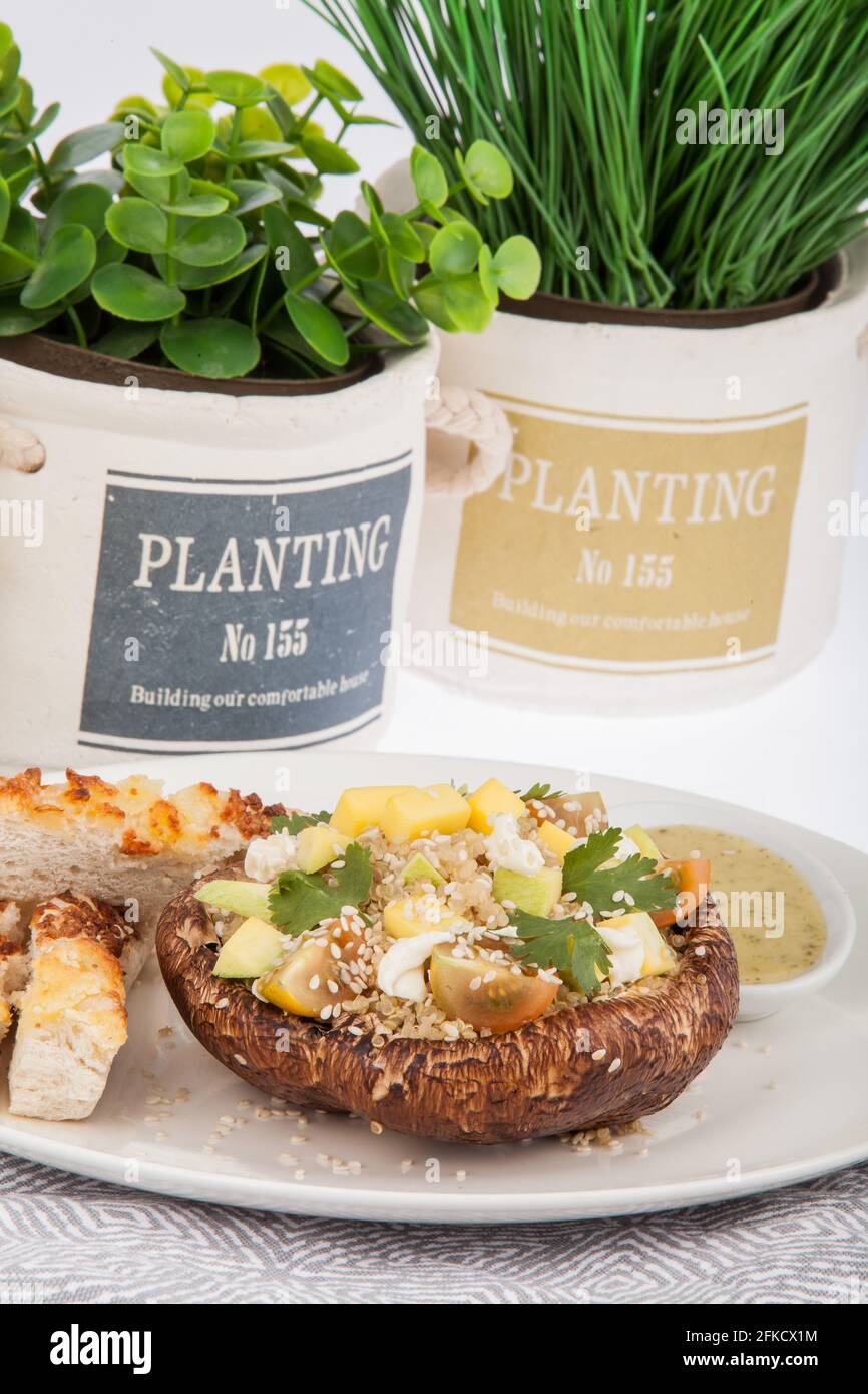 Köstlicher Portobello-Pilz, gefüllt mit Gemüse. Stockfoto