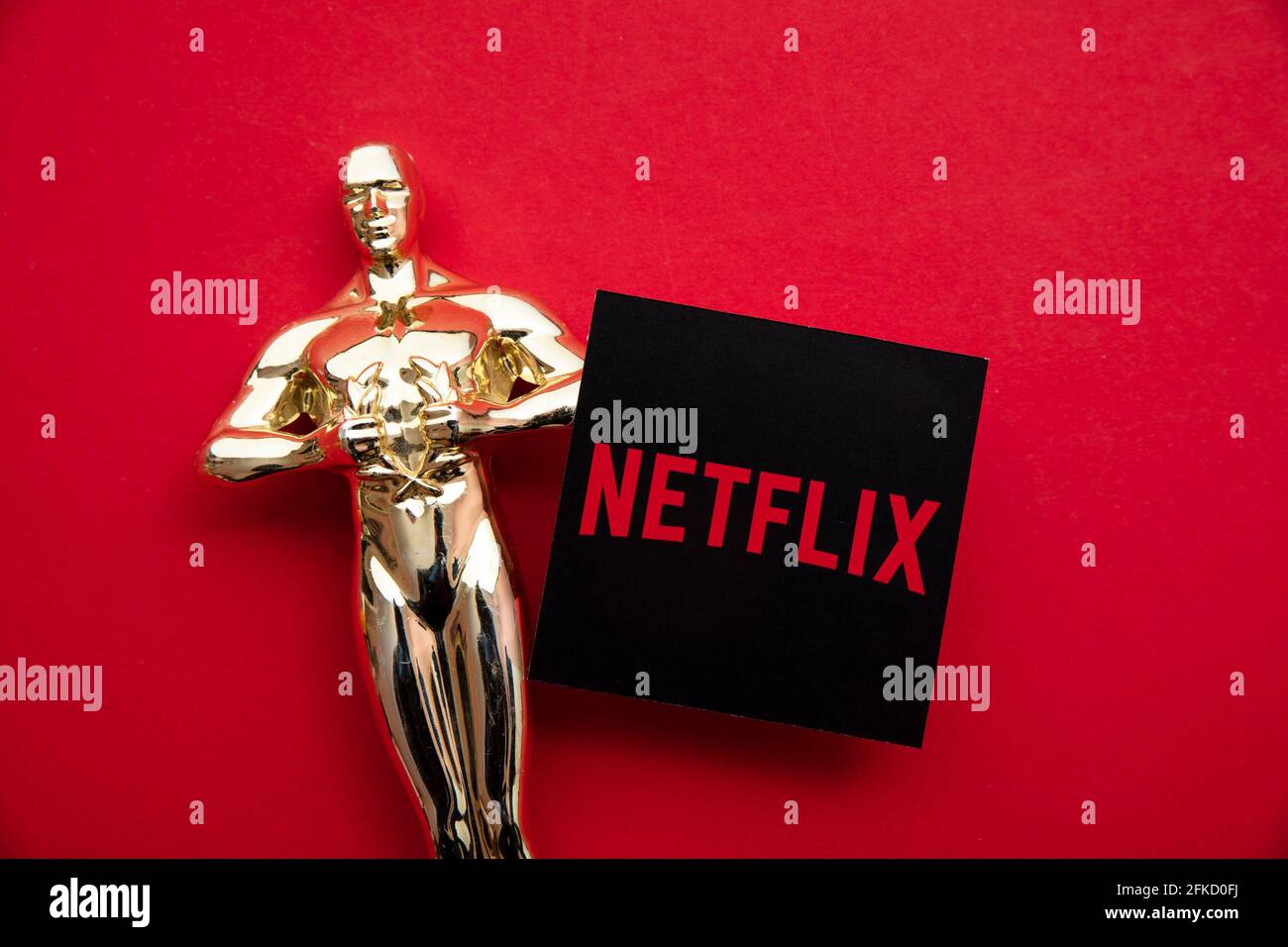 LONDON, Großbritannien – APRIL 2021: Netflix Online-Dampfservice-Logo mit Auszeichnung Stockfoto