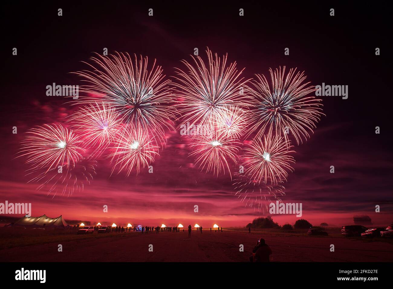 Eine Menge Leute kamen zum Festival, ein Fest mit Feuerwerk, Explosionen von pyrotechnischen Ladungen, Salutsalzen vor dem Hintergrund von Happy Stockfoto
