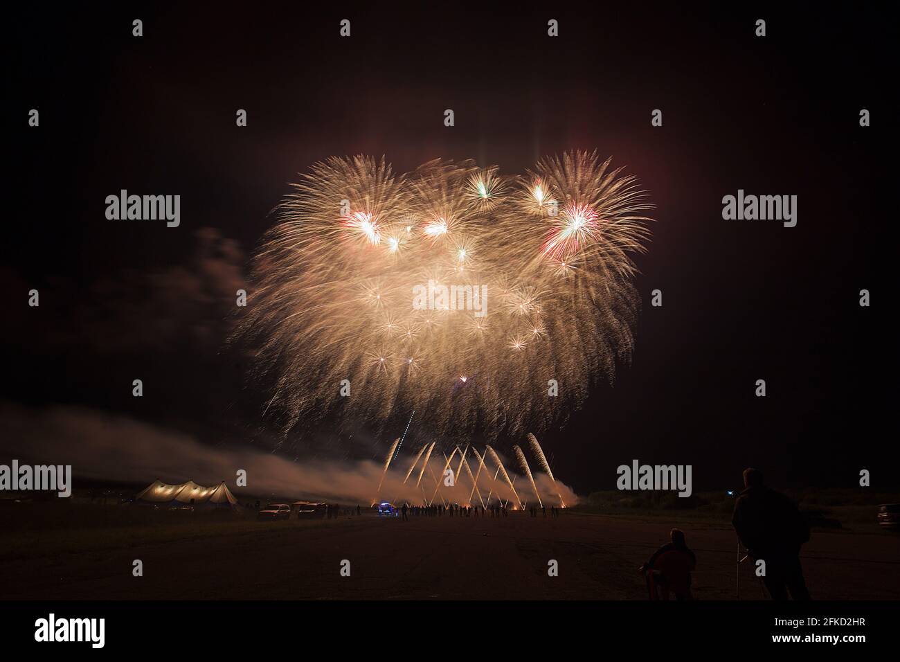 Eine Menge Leute kamen zum Festival, ein Fest mit Feuerwerk, Explosionen von pyrotechnischen Ladungen, Salutsalzen vor dem Hintergrund von Happy Stockfoto
