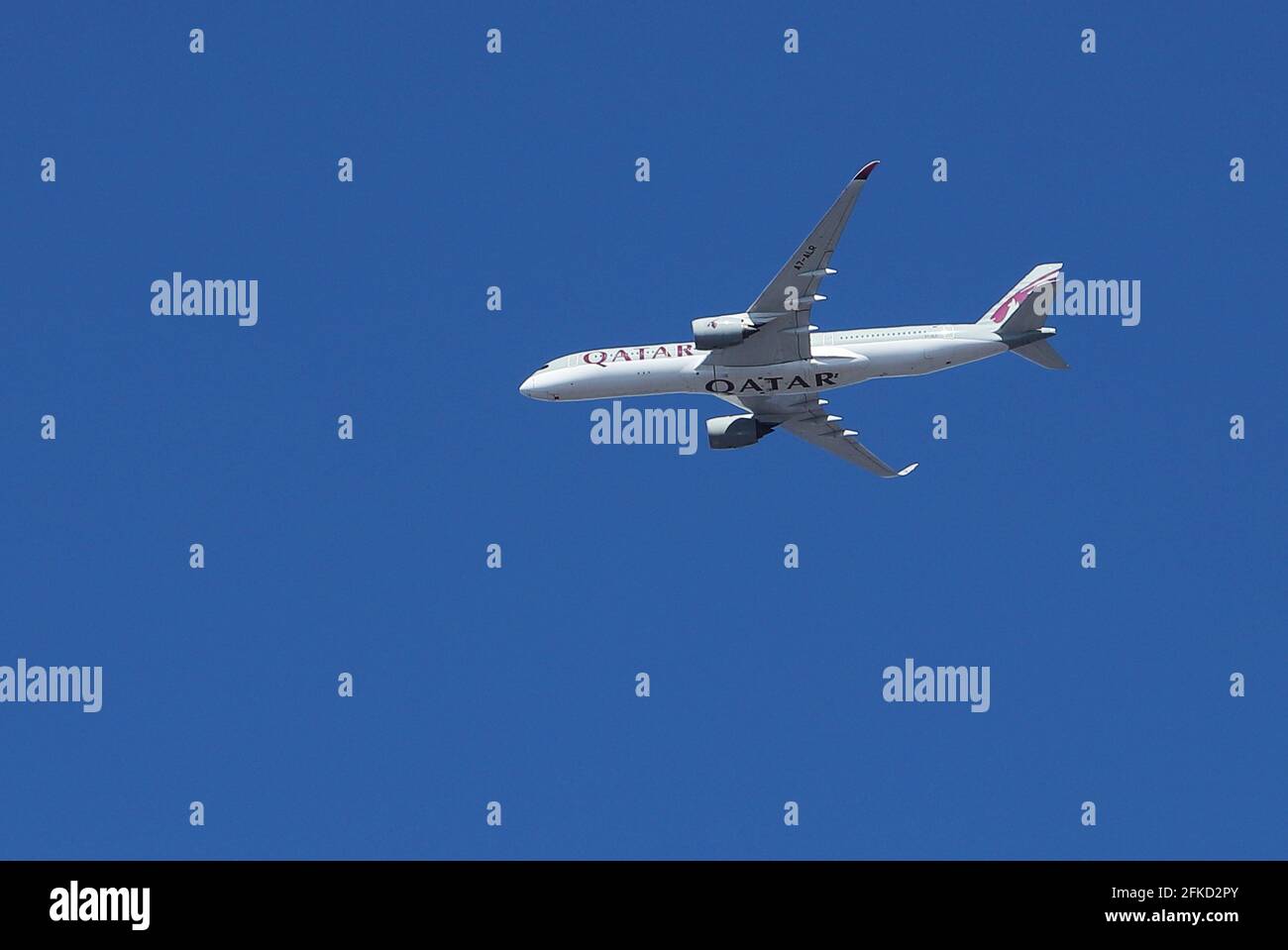 Stockholm, Schweden - 30. April 2021: Low-Angle-Ansicht des Airbus A350-941 von Qatar Airways mit der Registrierung A7-ALR im Flug gegen den blauen Himmel. Stockfoto