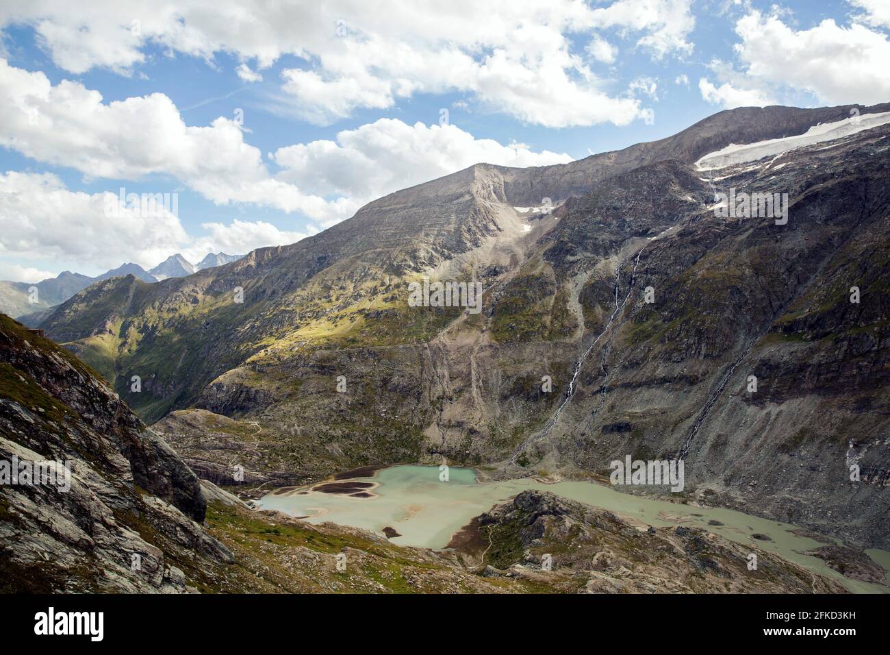 Italien, Österreich, See in Berglandschaft Stockfoto