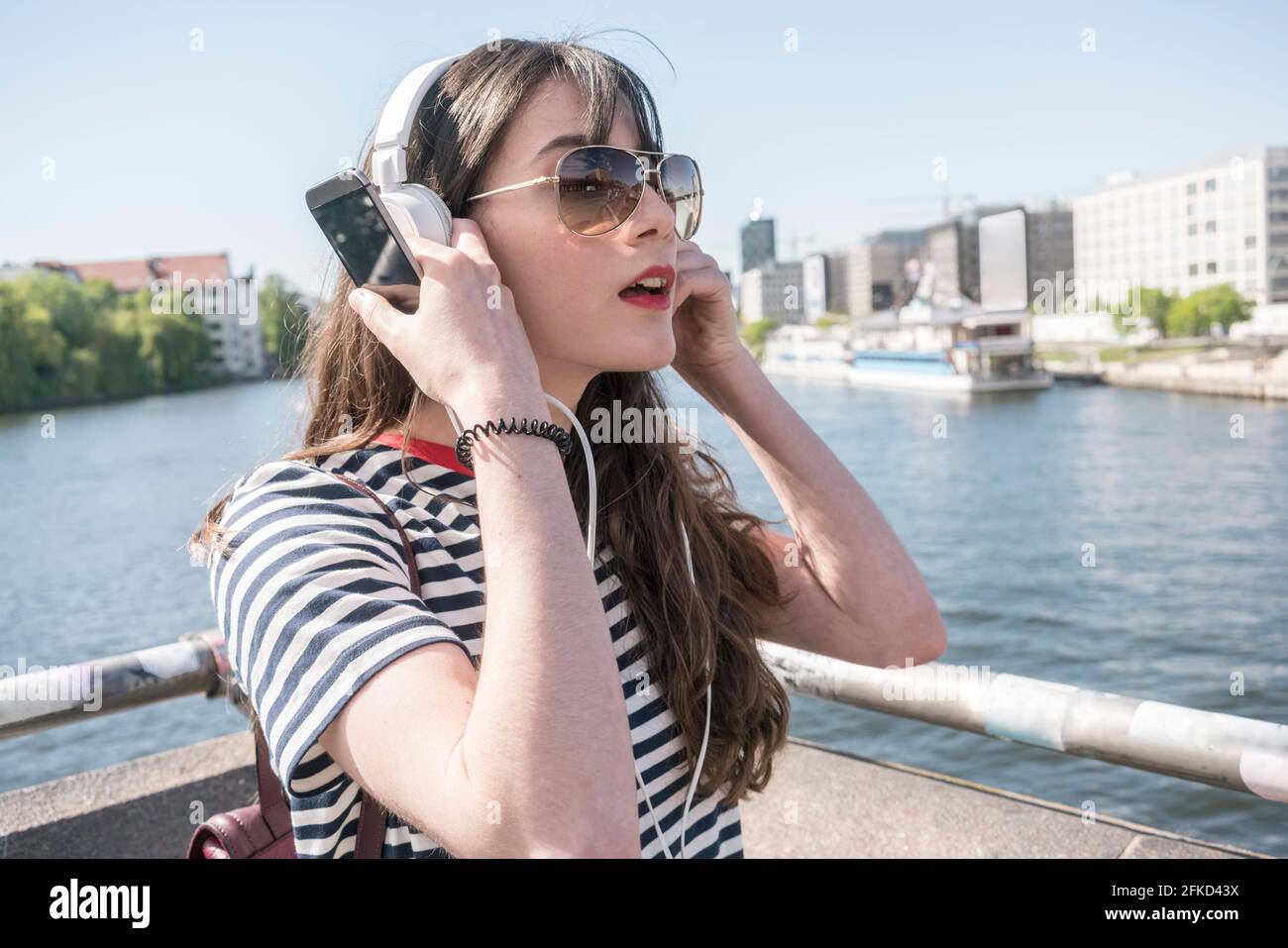 Deutschland, Berlin, Junge Frau mit Kopfhörern Stockfoto