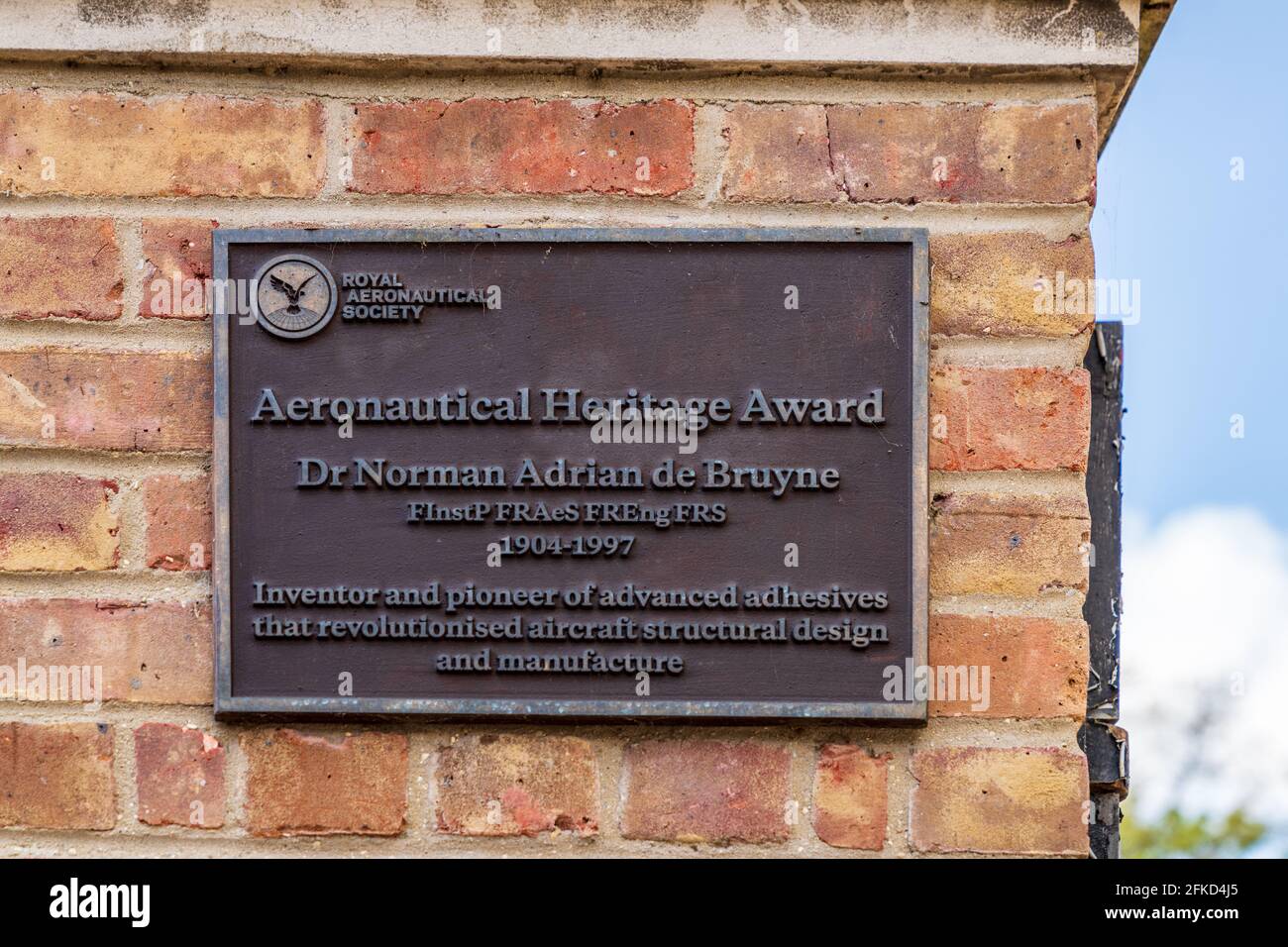 Aeronautical Heritage Award für Dr. Norman Adrian de Bruyne Cambridge - Pionier in der Verwendung von Strukturklebstoffen in der Flugzeugproduktion. Stockfoto