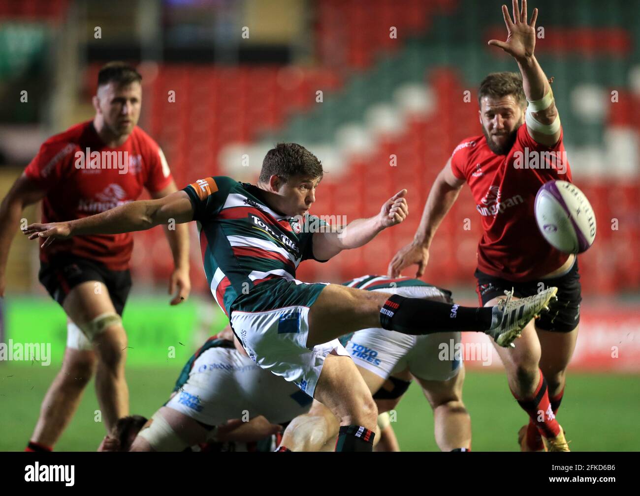 Ben Youngs von Leicester Tigers wird von Stuart McCloskey (rechts) von Ulster Rugby angeklagt, als er während des Halbfinalspiels des European Rugby Challenge Cup in Mattioli Woods Welford Road, Leicester, versucht, den Ball zu räumen. Bilddatum: Freitag, 30. April 2021. Stockfoto