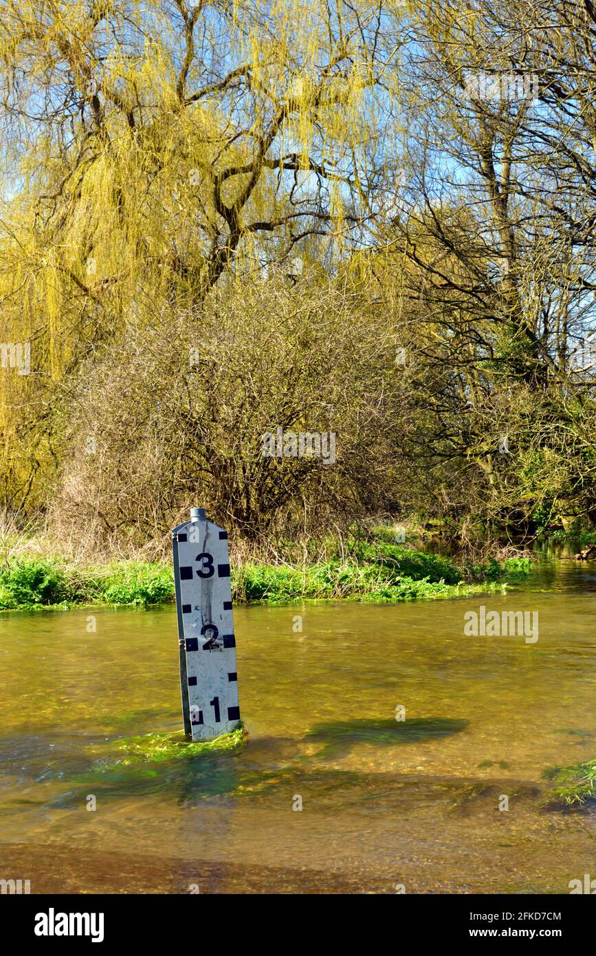 Tiefenmarkierung an der ford in Tarrant Monkton, Dorset, nach einer Zeit starker und längerer Niederschläge. Stockfoto