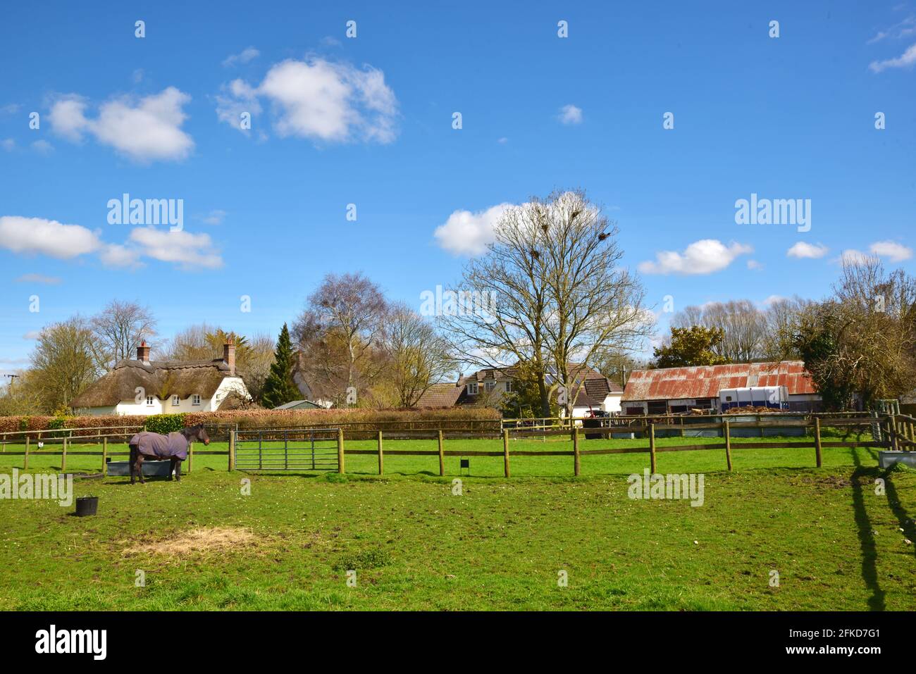 Landwirtschaftliche Gebäude und moderne und traditionelle Wohnungen in dem Dorf Tarrant Monkton, Dorset Stockfoto