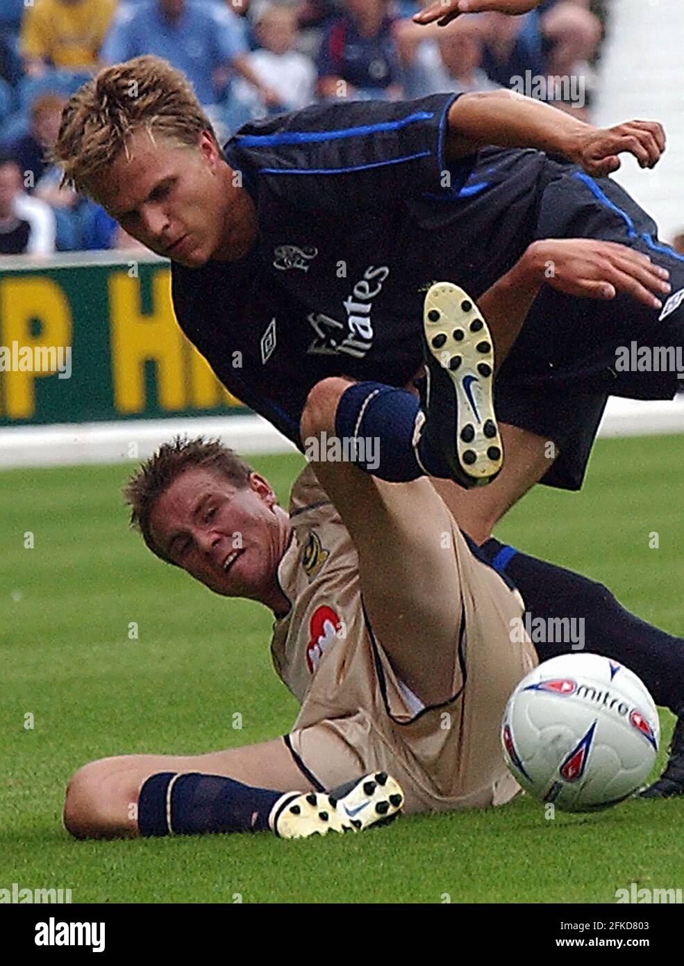 PORTSMOUTH V CHELSEA. CHELSEA'S JESPER GRONKJAER TANGELT MIT PORTSMOUTH'S MATTHEW TAYLOR PIC MIKE WALKER, 2002 Stockfoto