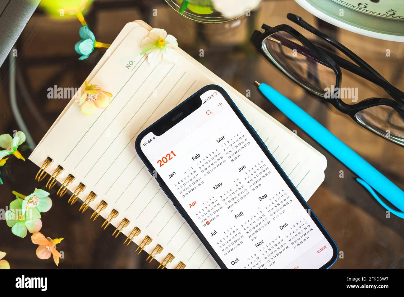 Charkow, Ukraine - 27. April 2021: Kalender-App auf dem Bildschirm des Apple iPhone, 2021 Kalender Nahaufnahme kreativen Hintergrund Foto Stockfoto