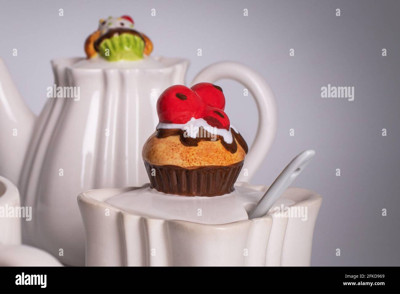 Dekorative Zuckerdose mit muffinförmigem Deckel. Ungewöhnliche Gerichte. Weißes Keramik-Geschirr Stockfoto