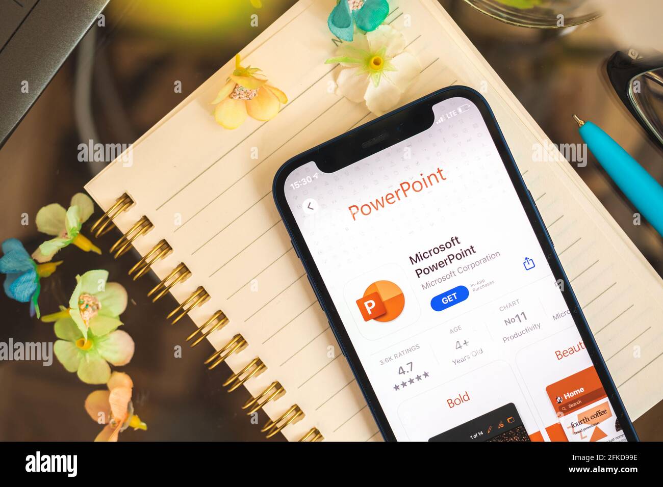 Kharkov, Ukraine - 27. April 2021: PowerPoint-App-Symbol auf dem Bildschirm Apple iPhone close up Logo Stockfoto