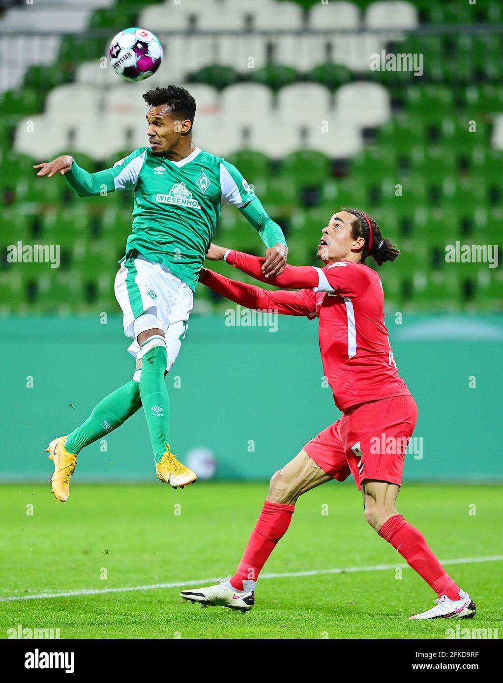 Bremen, Deutschland. 2021. Apr 04. firo: DFB-Cup Halbfinale 30/2021 SV Werder Bremen - RB Leipzig von links nach rechts Theodor Gebre Selassie, Yussuf Poulsen (Leipzig) zur weltweiten Nutzung Quelle: dpa/Alamy Live News Stockfoto