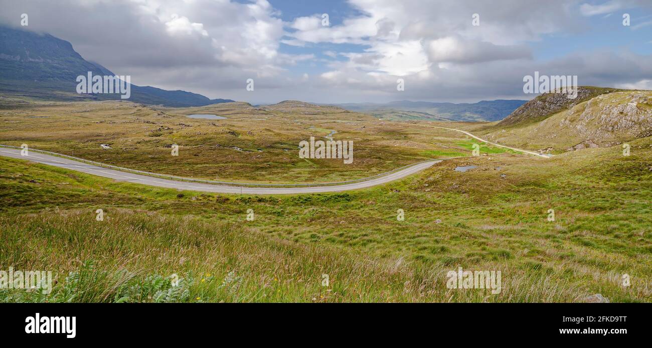 Ein Feld mit einem Berg im Hintergrund Stockfoto