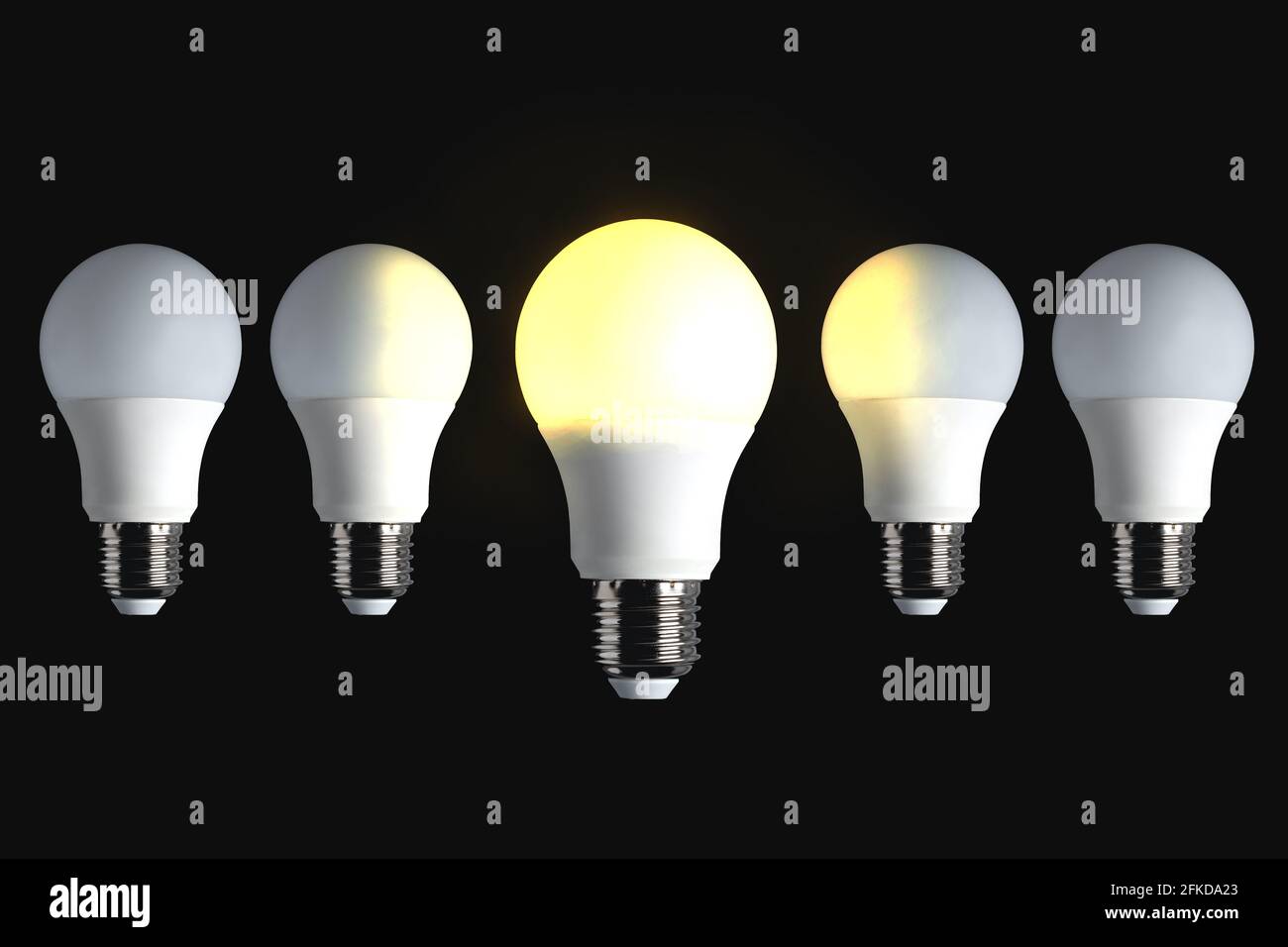 Gelbe Glühlampe auf schwarzem Hintergrund. Idee, Kreativität, Energie, Erfindung, Innovation, Einfluss, Führungskonzept. Stockfoto