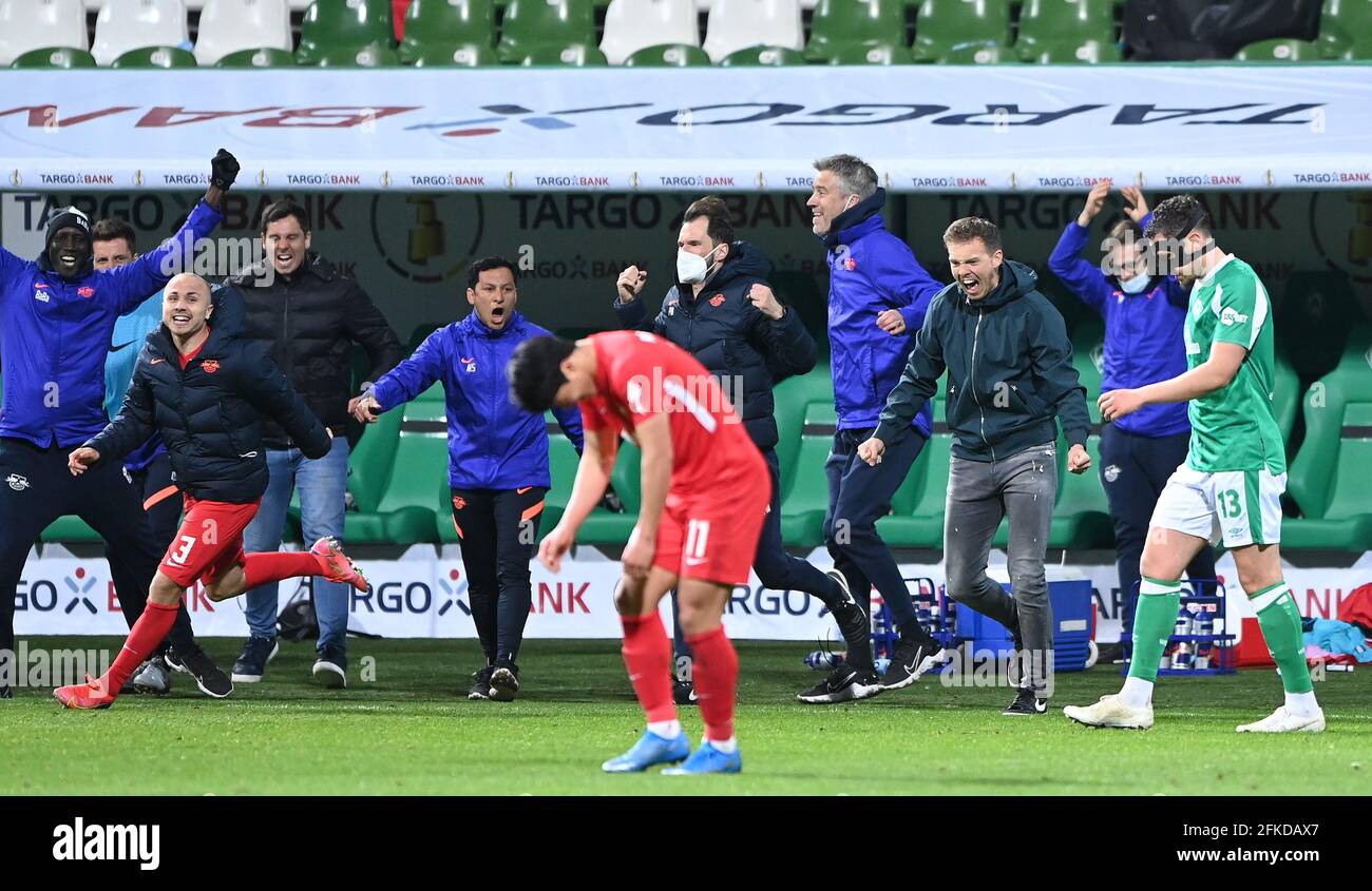 Bremen, Deutschland. April 2021. Großer Jubel für Trainer Julian Nagelsmann (RBL) nach dem Schlusspfiff. Vorne Hee-chan Hwang (RBL), rechts Milos Veljkovic (Bremen). GES/Football/DFB Cup Halbfinale: SV Werder Bremen - RB Leipzig, 30. April 2021 Fußball/Fußball: Deutscher Pokal, Halbfinale: Werder Bremen gegen RB Leipzig, Bremen, 30. April 2021 zur weltweiten Nutzung Quelle: dpa/Alamy Live News Stockfoto