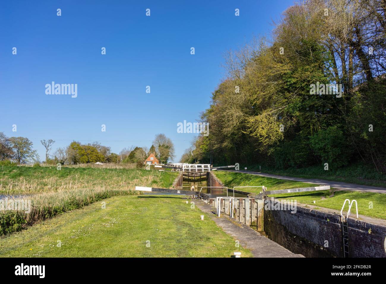 Caen Hill Locks - ein Schleusenflug in der Nähe von Devizes entlang des Kennet & Avon Canal in Wiltshire im Frühjahr 2021, England, Großbritannien Stockfoto