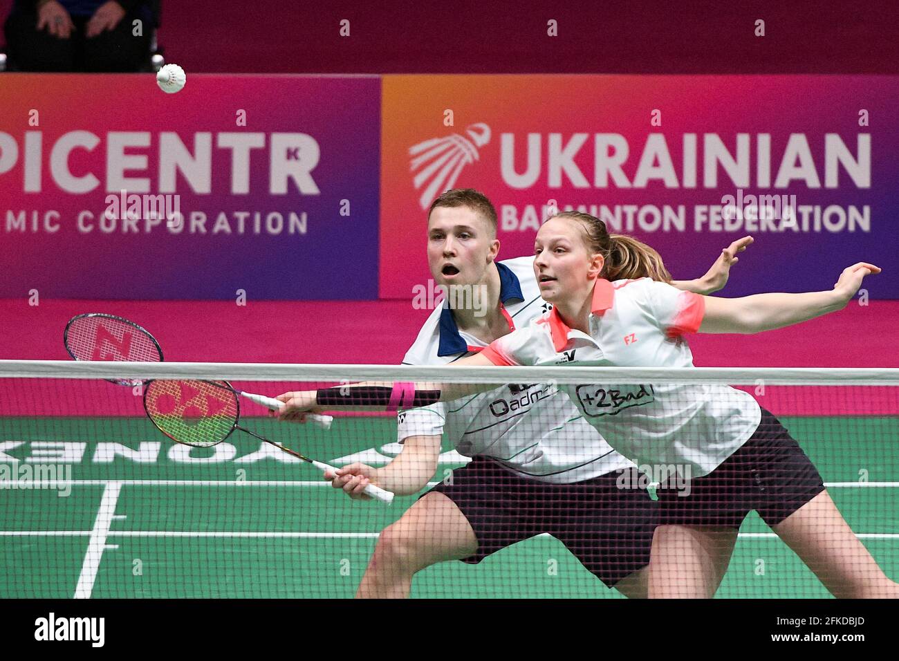 KIEW, UKRAINE - 30. APRIL: Thom Gicquel aus Frankreich und Delphine Delrue aus Frankreich treten am 3. Tag der Badminton-Europameisterschaft 2021 im Palace of Sports am 30. April 2021 in Kiew, Ukraine, in ihrem Mixed-Doubles-Spiel gegen Rodion Alimov aus Russland und Alina Davletova aus Russland an. (Foto von Sergey Katasch/Orange Picturs) Stockfoto