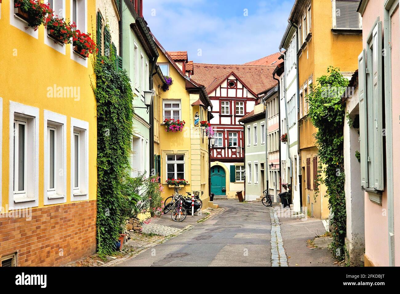 Bunte Straße mit traditionellen Gebäuden in der Altstadt von Bamberg, Bayern, Deutschland Stockfoto