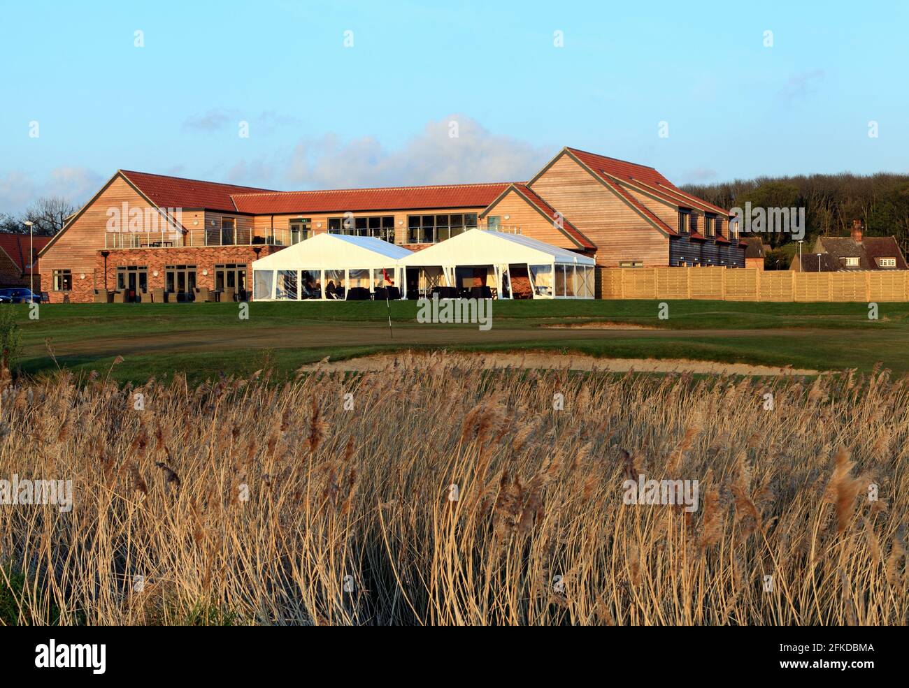 Heacham Manor Hotel, Golfplatz, Clubhaus, Terrasse, 18. Grün, Wassergefahr, Norfolk, England, Großbritannien Stockfoto