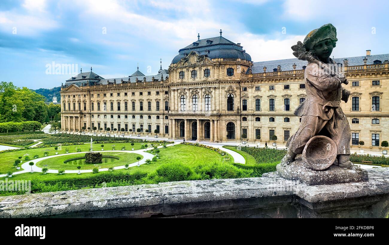 Blick auf die Würzburger Residenz aus den Gärten mit Statue, Würzburg