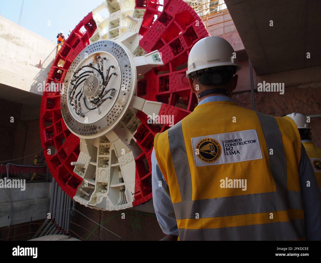 Metro-Mitarbeiter in Lima, die die Installation des rotierenden Schneidkopfes der Bohrmaschine überwachen. Der gigantischer Apparat wird 27 Kilometer quer durch die Stadt von Ost nach West graben. Stockfoto