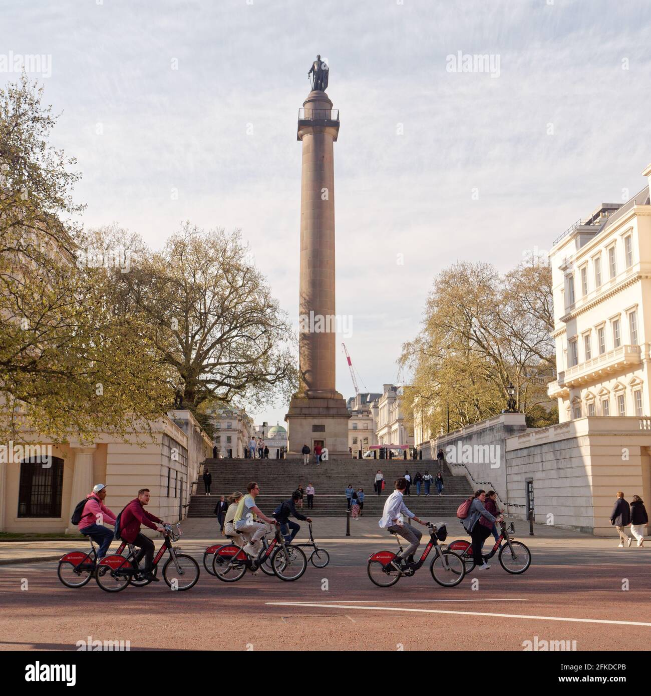 London, Greater London, England - 24 2021. Apr: Radfahrer auf der Mall vor der Statue des Duke of York am Waterloo Place. Stockfoto