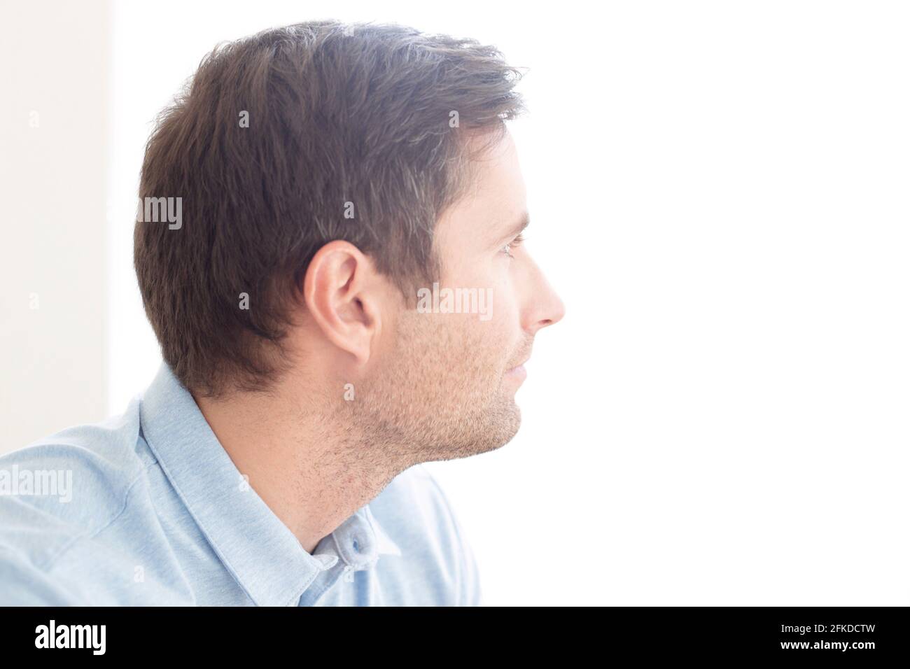 Mann aus Fenster Stockfoto
