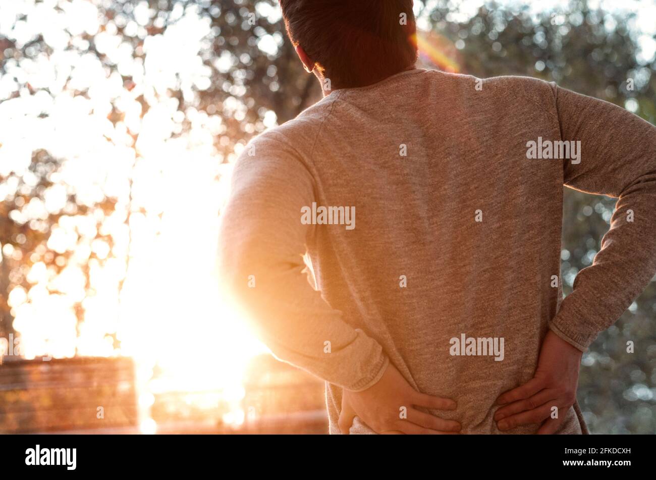 Mann mit Rückenschmerzen Stockfoto