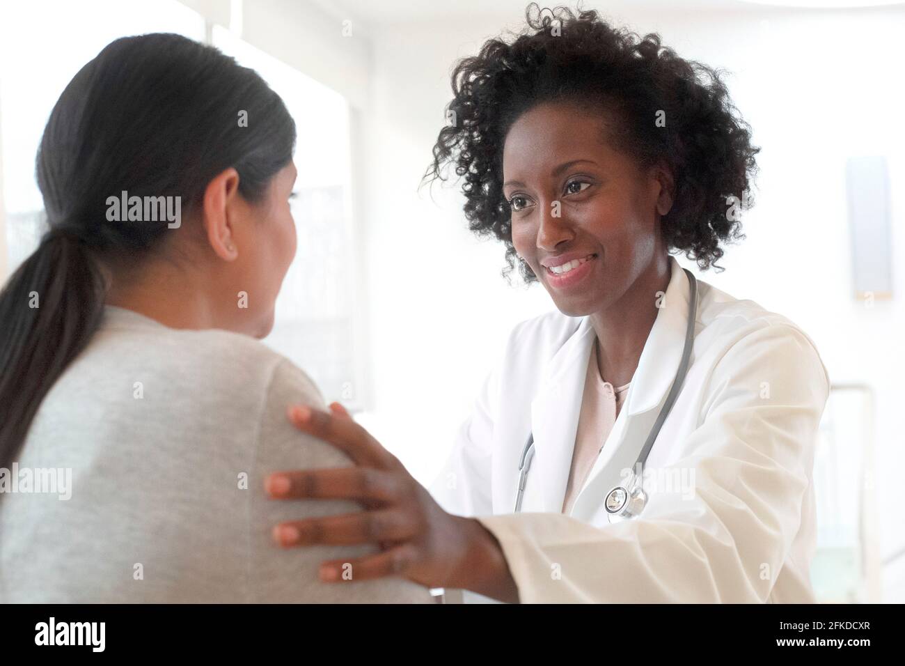 Arzt im Gespräch mit Patienten Stockfoto
