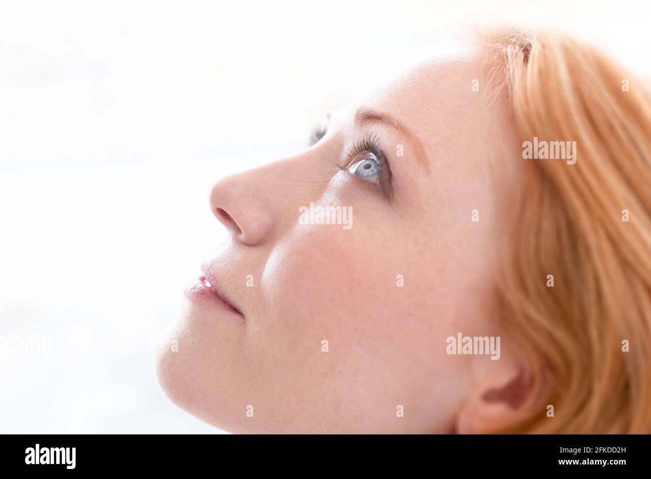 Frau mit dem Kopf nach hinten Stockfoto