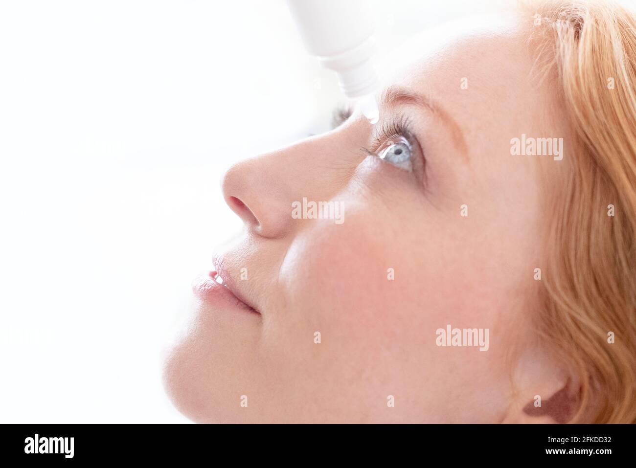 Frau mit dem Kopf nach hinten Stockfoto