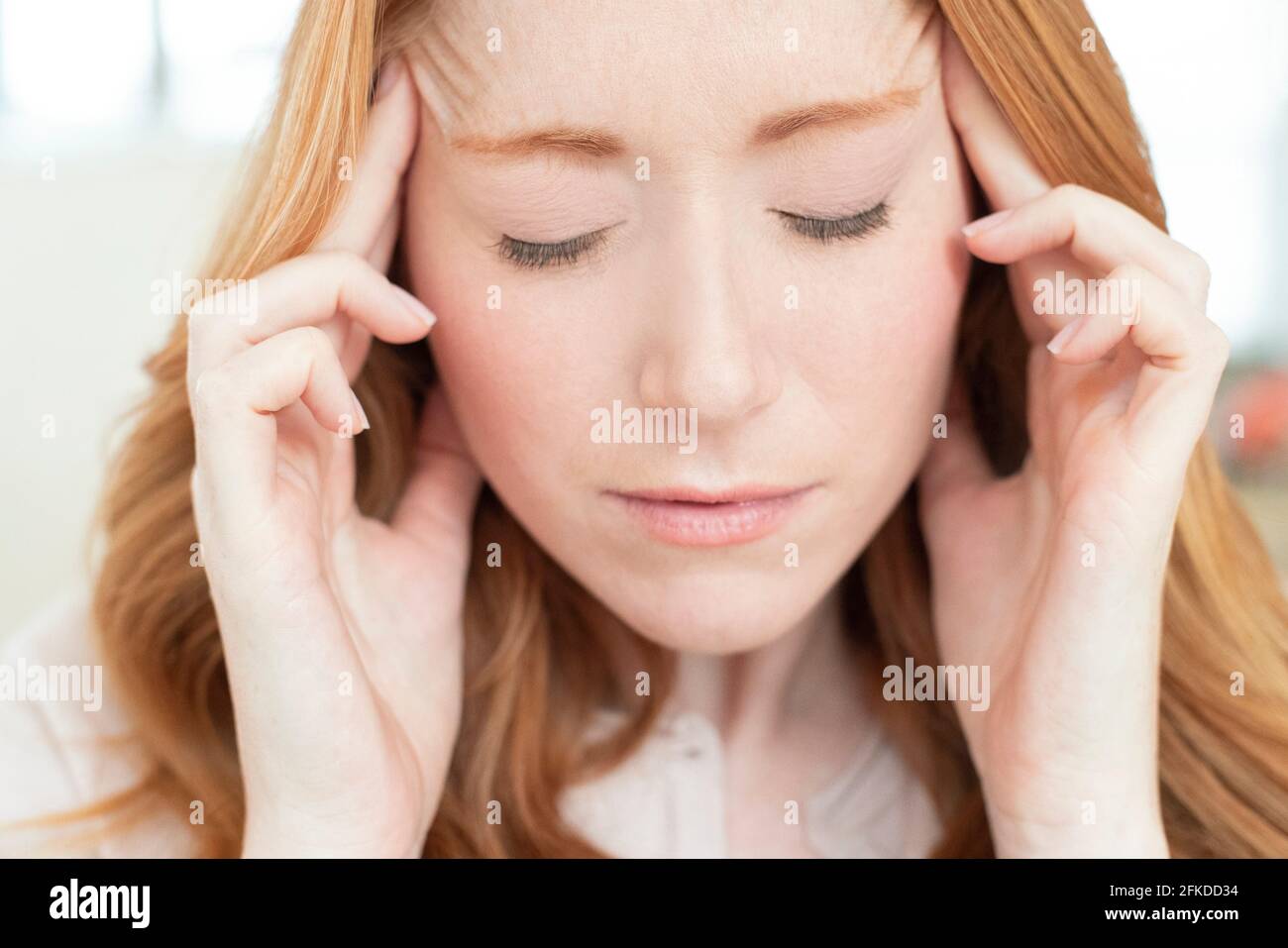 Frau mit Kopfschmerzen Stockfoto