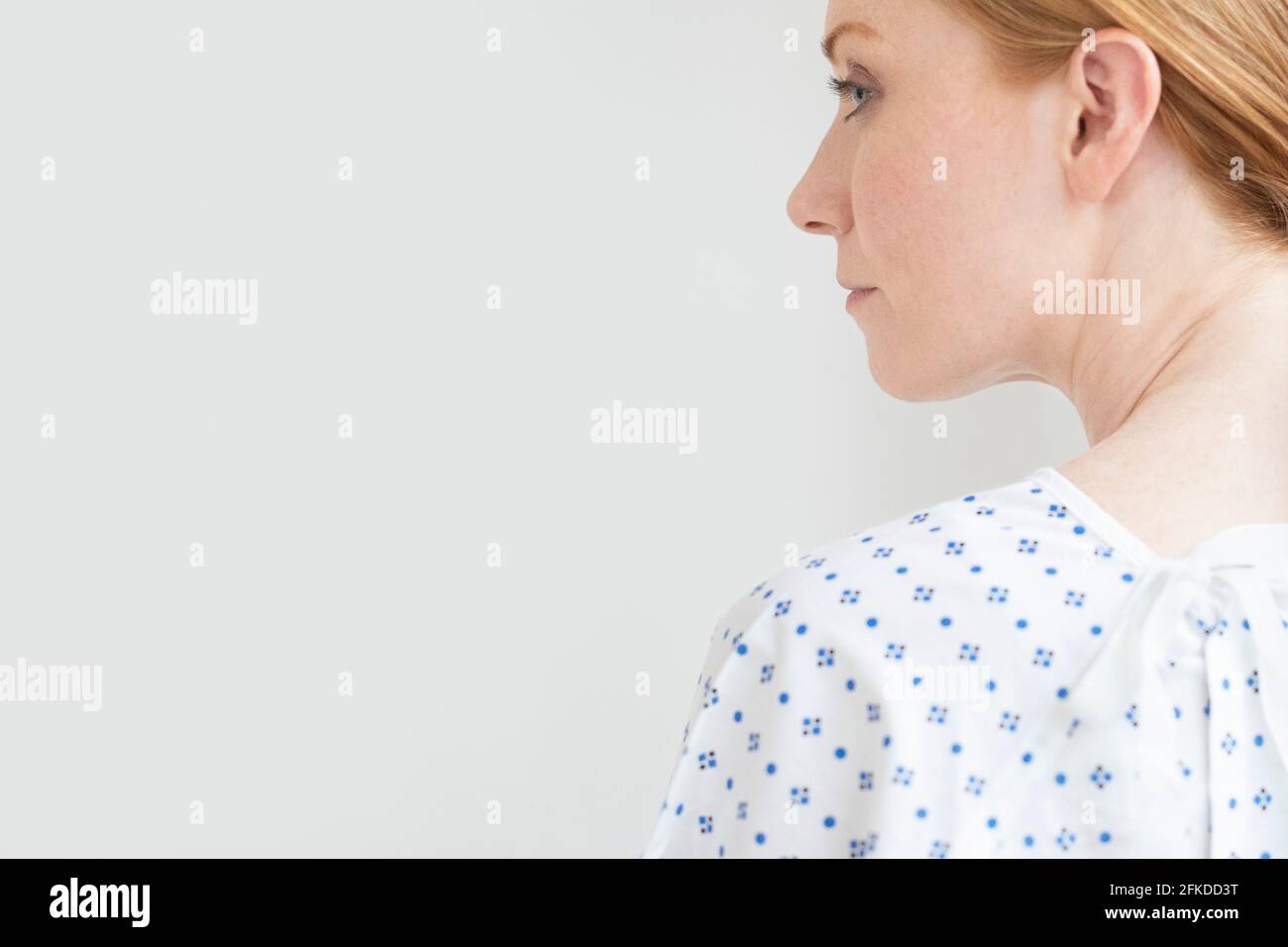 Frau im Krankenhauskleid Stockfoto