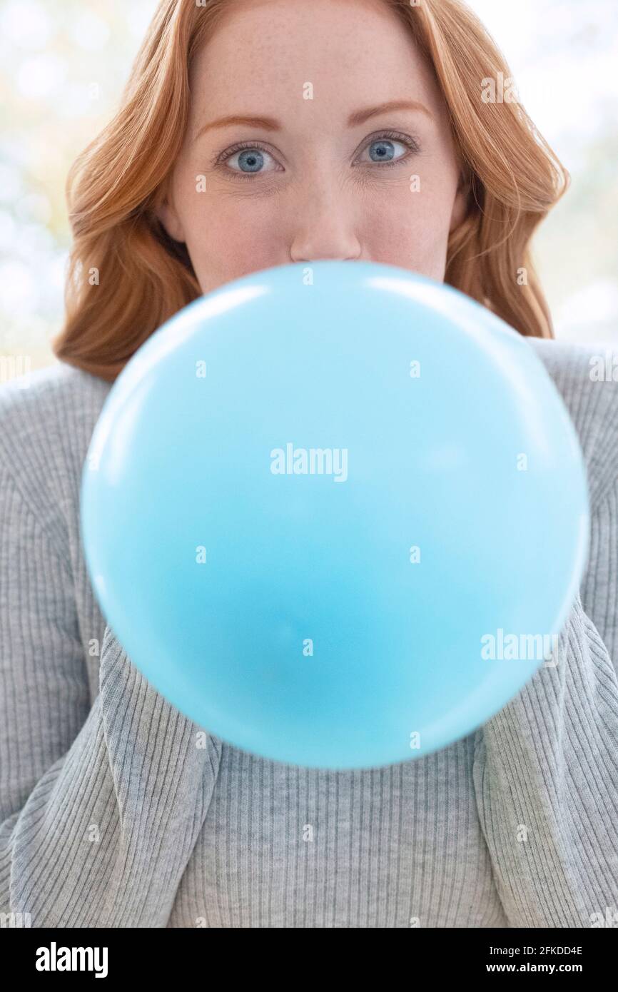 Frau Sprengung Ballon Stockfoto