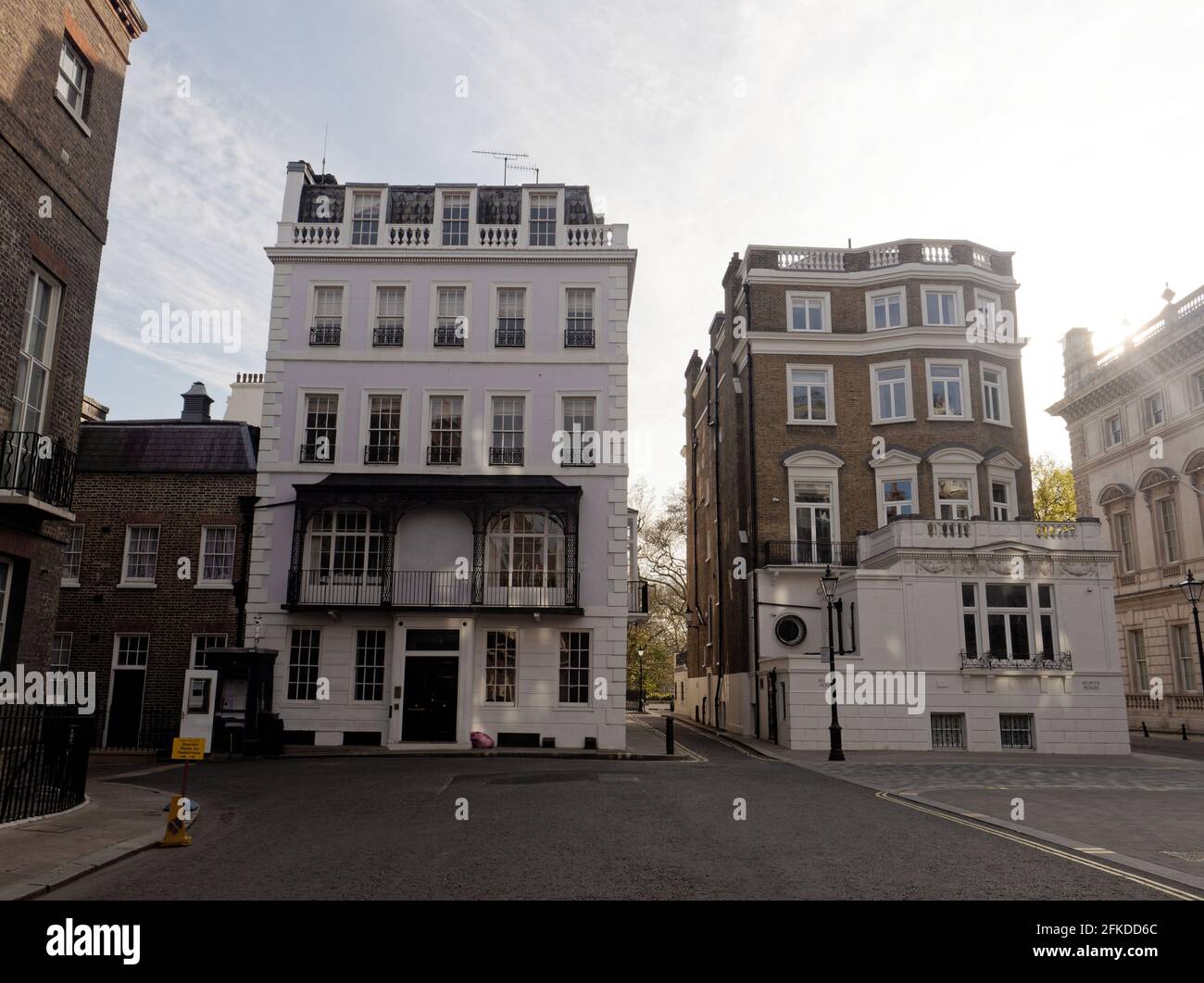 London, Greater London, England - 24 2021. April: Selwyn House (rechts) in der Cleveland Row (zwischen Green Park und Pall Mall). Stockfoto